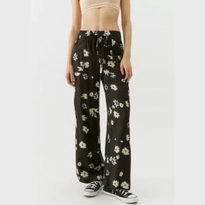 Urban OutFitters Wide Leg Floral Print Pants in Black Size S